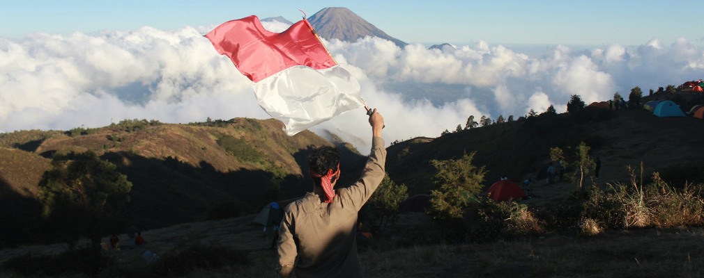 Indonesische Flagge in den Bergen
