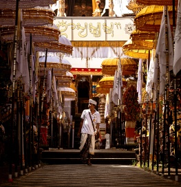Indonesischer Mann auf einem Markt
