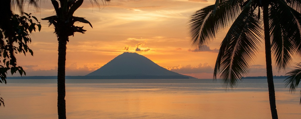 Berg an der Küste von Sulawesi