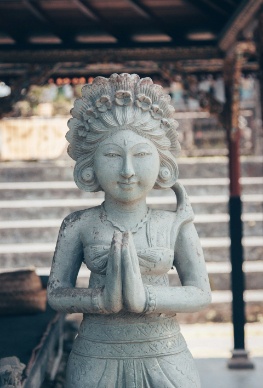 Kleine Statue in einem Tempel auf Bali
